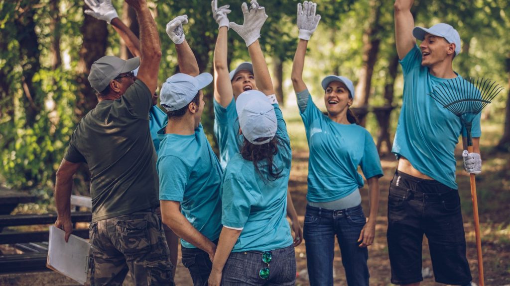 voluntarios chocando los cinco