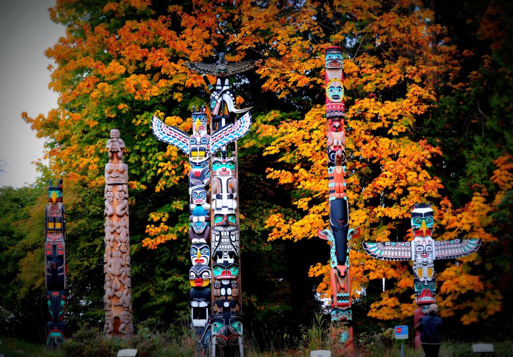 totems-stanley-park-first-nations-vancouver-canada
