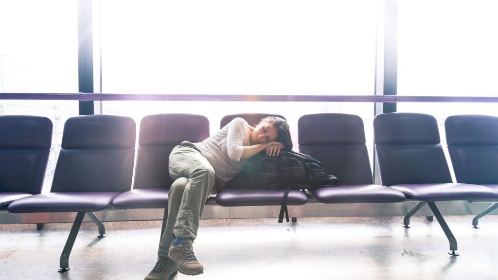 Mujer con jet lag en el aeropuerto